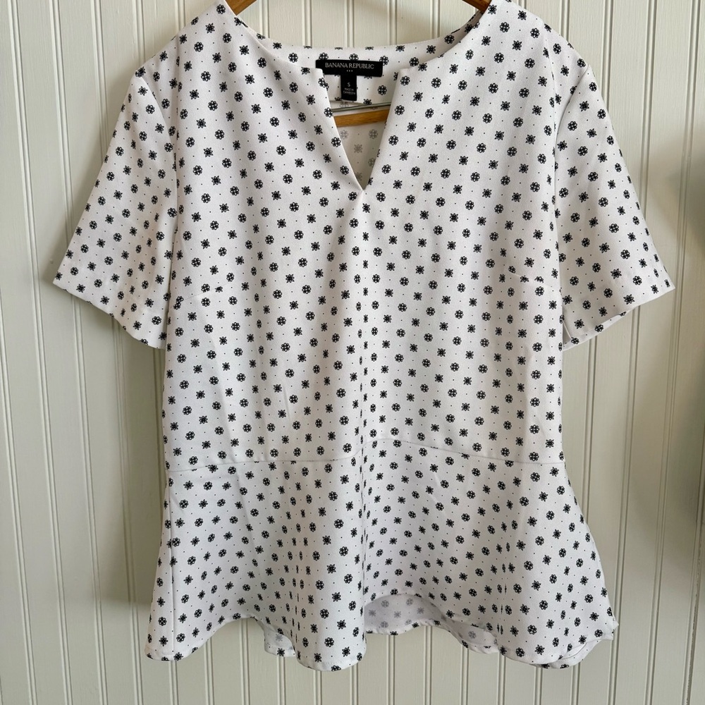 Banana Republic Blouse size Small Black and White Star Print